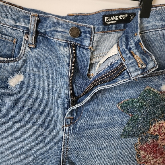 Blank NYC | The Barrow Vintage High Rise Embroidered Floral 3" Shorts - Size 30 - Picture 6 of 14